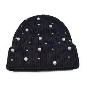 Gorro con parche de gorro personalizado en blanco y negro de color sólido | Gorro de invierno con parche de cuero AGREGAR SU LOGOTIPO Sombreros de empleado de la empresa - Product Image 1