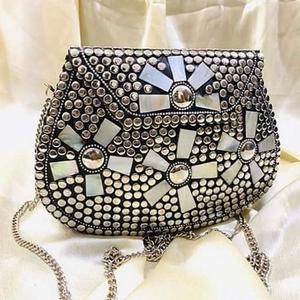 Sacs pour femmes Sacs de luxe en métal et perles de résine Sacs à main pour femmes Party Wear Utilisation disponible au meilleur prix auprès de l'exportateur indien - Product Image 4