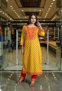 Conjunto Tradicional Indio-Pakistaní para Mujer, Kurta Elegante en Línea A, Bordada en Amarillo, de Algodón Puro con Estampado Floral, Pantalón y Dupatta - Product Image 3
