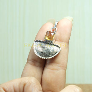 Collar con Colgante de Media Luna Texturizado Hecho a Mano con Plata de Ley 925 y Piedra Preciosa de Citrino Natural - Product Image 3