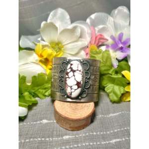 Bracelet manchette en argent sterling et cheval sauvage, fait main Navajo, bijou culturel de collection - Product Image 1