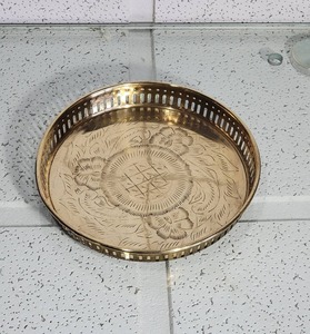 Bandeja de Servicio de Latón Macizo de Alta Calidad para Desayuno o Banquete, Diseño Floral, Bandeja Redonda de Latón Martillado Hecha a Mano - Product Image 1