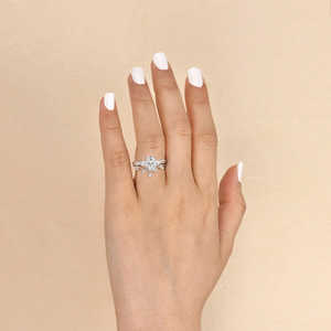 Anillo de Compromiso para Mujer con Diamante Moissanite Color D en Plata 925, Elegante Diseño Ovalado Trenzado - Product Image 3