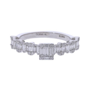 Banda de diamantes naturales de oro blanco de 14 quilates con diamantes de corte esmeralda y redondos en Ajuste de racimo geométrico para una elegancia atemporal - Product Image 1