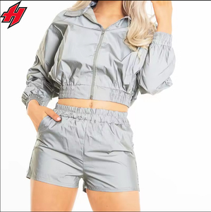 Conjunto corto de 2 piezas de alta calidad Unisex 2024, Top corto con cuello levantado y pantalones cortos de nailon con cremallera cortavientos para hombres y mujeres - Product Image 3