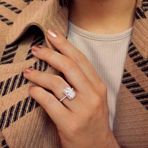 Bague de fiançailles Halo CZ blanc coupe rayonnante 14x10mm en argent avec accents roses | Bijoux de mariée élégants - Product Image 3