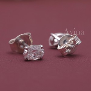 Boucles d'oreilles clous ovales en diamant de laboratoire certifié IGI, or 18 carats, mini-diamant taille ovale solitaire - Product Image 4