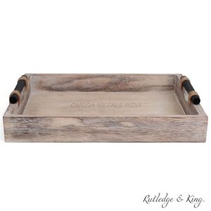 Bandeja de madera hecha a mano en un rico color nogal con elegante forma redonda y diseño de grano natural, ideal para organizar y servir - Product Image 6