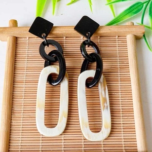 Pendientes de cuerno de búfalo de estilo Vintage bohemio de moda, piezas de declaración de patrón de mariposa de inspiración cristiana ecológica - Product Image 5