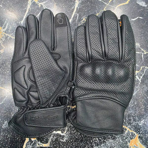 Gants de moto en cuir sur mesure pour les sports de plein air - Durables et compatibles avec les écrans tactiles - Product Image 1