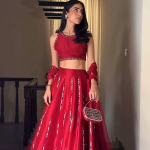 ชุดเลเฮนกาโชลีผ้าไหมเนื้อนุ่มสไตล์บอลลีวูด พร้อมงานปักลายโค้ดดิ้งและเลื่อมวิบวับ ดีไซน์ทรงกระโปรงบานใหญ่ สำหรับงานปาร์ตี้ - Product Image 1