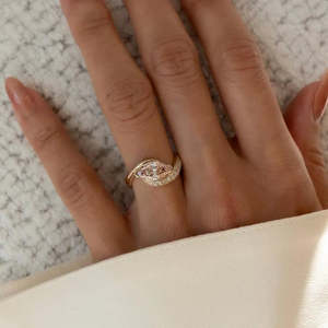 Bague de fiançailles Rapture avec diamant rose fantaisie de laboratoire de forme marquise 1,60 carats et pavé de diamants - Product Image 5