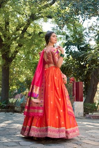 Seda Jacquard de calidad premium con Zari Weaving Lehenga Choli Fabricante y proveedor de Surat a precio mayorista - Product Image 3