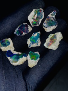 Ópalo Negro Natural en Bruto con Forma Elegante y Efecto de Juego de Color/Fuego para la Fabricación de Joyas, Venta al por Mayor desde Rajasthan - Product Image 3