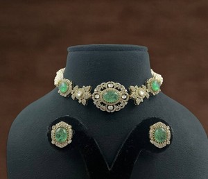 Ensemble de boucles d'oreilles en or antique plaqué Polki Kundan, magnifiques bijoux en laiton à la mode pour les mariages, les fêtes et les occasions d'anniversaire - Product Image 3