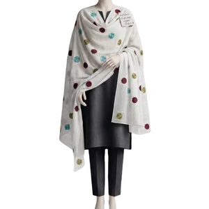 Vente en gros de hijabs pour femmes en coton et polyester, avec broderie florale et strass, châles chauds ethniques du Moyen-Orient pour l'hiver - Product Image 1