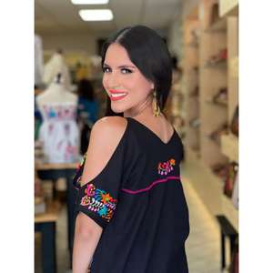 Blusa de Mujer Negra con Hombros Descubiertos, Bordado Floral, Manga Corta, Estilo Étnico Bohemio, Informal, de Algodón para Verano - Product Image 4