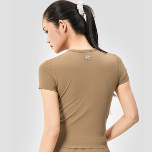 Camiseta ajustada de costilla OEM para mujer, Camiseta deportiva de estilo para gimnasio y Yoga con estampado de logotipo para el verano - Product Image 3