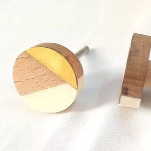 Un fournisseur indien offre un bouton de porte en bois de résine au design moderne personnalisable pour les armoires de cuisine et de chambre à coucher. - Product Image 1