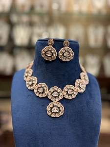 Hermoso collar Kundan de calidad superior chapado en oro con pendientes para mujer joyería de diseñador para colección de ropa de boda - Product Image 3