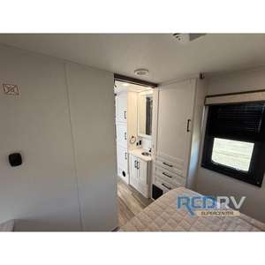 Nuevo Autocaravana Entegra Coach Odyssey 30Z 2026 de 32 pies y 325 HP con 2 Slides, Clase C, Accesorios Interiores para RV - Product Image 4