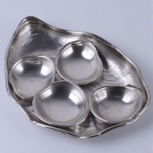 Serveur de fruits secs décoratif en aluminium avec trois bols connectés en forme de feuille en finition or antique conçu pour l'élégance - Product Image 6