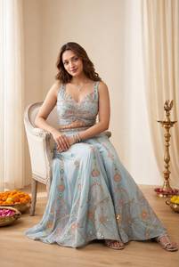 Ensemble prêt-à-porter brodé de créateur avec chemisier en soie Rangoli, pantalon Palazzo en soie Rangoli et dupatta en tulle papillon - Product Image 4