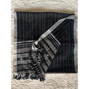 Écharpe hijab en coton tissé à la main pour filles, imprimé ethnique à rayures verticales, couleur anthracite – pour l'hiver et l'été - Product Image 3