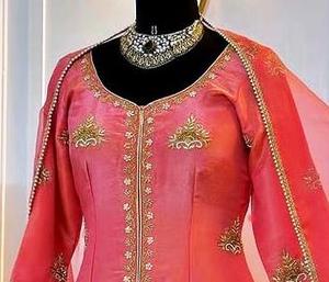 ชุดผ้าไหมพรีเมี่ยมปักด้วยมือจากนักออกแบบสมัยใหม่สำหรับงานปาร์ตี้สไตล์อินเดียแฟชั่นแบบดั้งเดิม - Product Image 2