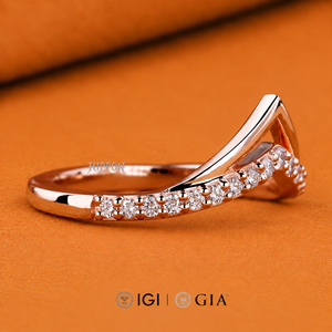 Anillo de Boda con Diamante Cultivado en Laboratorio de 0.24 TW, Anillo Apilable en Forma de V, Anillo Chevron a Juego, Anillo de Boda Curvo para Mujer - Product Image 2