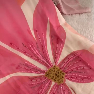 เสื้อปาร์ตี้ดีไซน์เนอร์ผ้าจอร์เจียเทียมสีชมพูเข้มพิมพ์ลายดิจิตอลสวยงามเสื้อทำงานด้วยมือแขนยาวเต็มตัวพร้อมพาลาซโซ - Product Image 1