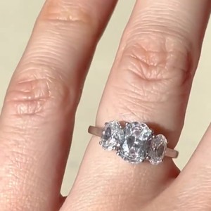 Anillo de compromiso de 3 piedras CZ blancas de corte ovalado de 10x8mm en plata chapada en oro | Joyería nupcial clásica para boda - Product Image 2