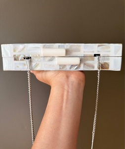 Pochette stylisée de créateur en incrustation de nacre pour mariée pochette en incrustation de nacre au look vintage pour la mode - Product Image 3