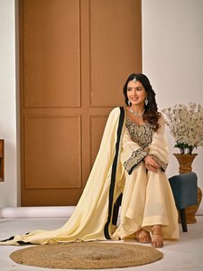 Realza tu look con nuestro nuevo diseño de moda pakistaní: un magnífico conjunto de salwar kameez festivo con dupatta a juego. - Product Image 2