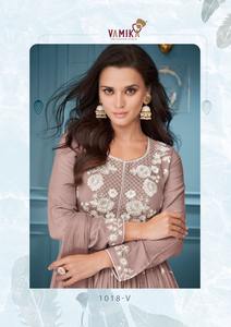 Salwar Kameez paquistaní de calidad superior con patrones únicos y detalles hechos a mano disponibles en cantidad al por mayor - Product Image 3