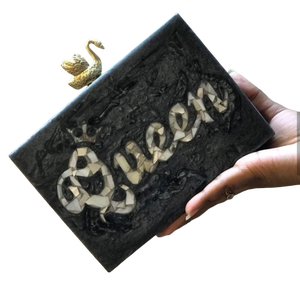 Pochette en résine Boho rouge exclusive Sac à main luxueux en acrylique fait à la main avec finition artistique pour mariages, festivals et événements de mode - Product Image 3