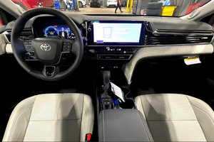 Toyota Camry XLE automatique berline d'occasion haut de gamme - Product Image 6