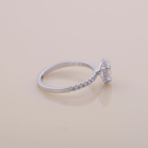 Anillo de Compromiso con Diamante Cultivado en Laboratorio de Corte Ovalado de 1.05CT, Anillo Nupcial con Banda Pavé de Oro Blanco, Rosa y Amarillo de 18K - Product Image 6