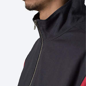 Ensemble pour hommes 2 pièces coupe-vent personnalisé et short coupe-vent à capuche réfléchissant avec fermeture éclair en nylon et polyester de couleur contrastée - Product Image 4