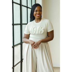 T-shirt brodé en chenille 1913 solide Vêtements de sororité en coton de qualité supérieure DST Vêtements grecs T-shirt de style patrimoine neutre - Product Image 1