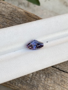 Certifié Rare Natural Tanzanite Bio Color Fancy Cut Shape Gemstone avec une excellente qualité de lustre, Zoisite naturel 1.97 Carat. - Product Image 3