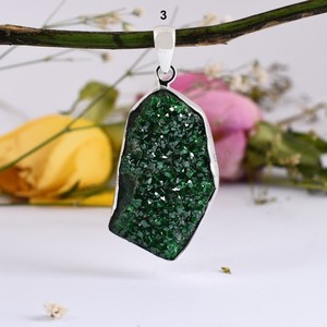 Colgante Artesanal de Plata de Ley 925 con Piedra Preciosa Natural de Uvarovita, Chapado en Oro Amarillo, Joyería Elegante para Ella - Product Image 5