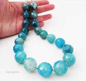 Le dernier collier de perles de résine de mode poli de haute qualité fabriqué à la main pour les femmes d'Inde. - Product Image 4