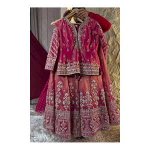Lehenga de créateur avec dupatta pour femmes, tenue ethnique élégante pour les mariages, les fêtes et les festivals avec broderies - Product Image 1
