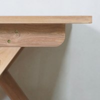 Table à manger d'extérieur haut de gamme en teck massif, design à pieds croisés, mobilier robuste pour fermes, entrepôts, hôtels de plage et villas