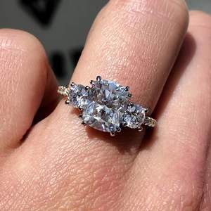 Anillo de Compromiso de Oro Blanco con Corte Cojín Alargado, Anillo de Boda de Tres Piedras, Anillo de Conjunto Nupcial, Regalo de Aniversario - Product Image 1