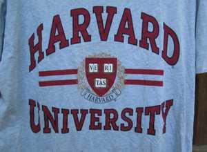 Camiseta de hombre serigrafiada de La Universidad de Harvard - Product Image 5