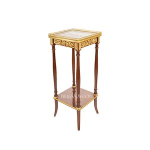 Table d'appoint carrée haute de luxe en acajou avec plateau en marbre blanc et accents en laiton doré orné pour une décoration d'angle classique de la maison - Product Image 1