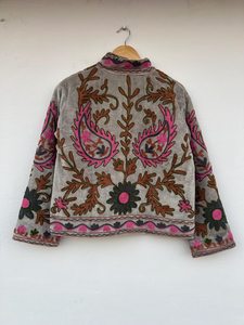 Chaqueta Suzani de Terciopelo Bordada a Mano, Estilo Boho Floral, Abrigo de Invierno con Cuello Alto, Relleno de Algodón Transpirable, Logotipo Frontal - Product Image 3