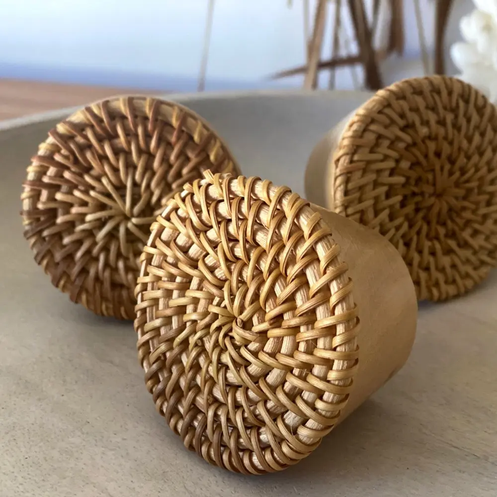 Gancio da parete affusolato in legno e rattan per cappotti sciarpe borse e cappelli appendiabiti da parete in rattan per la decorazione domestica fatto a mano dal Vietnam